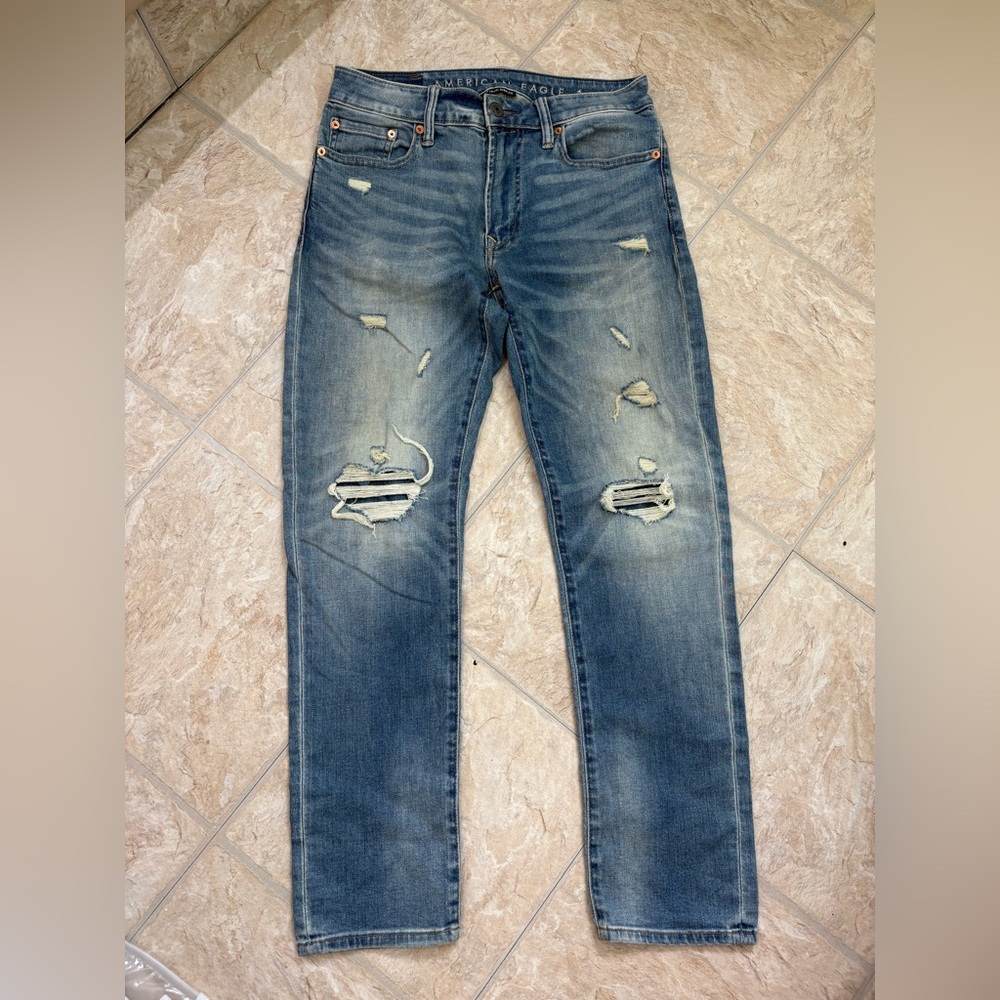 AMERICAN EAGLE! Mens Denim Light Wash Distressed Jeans!